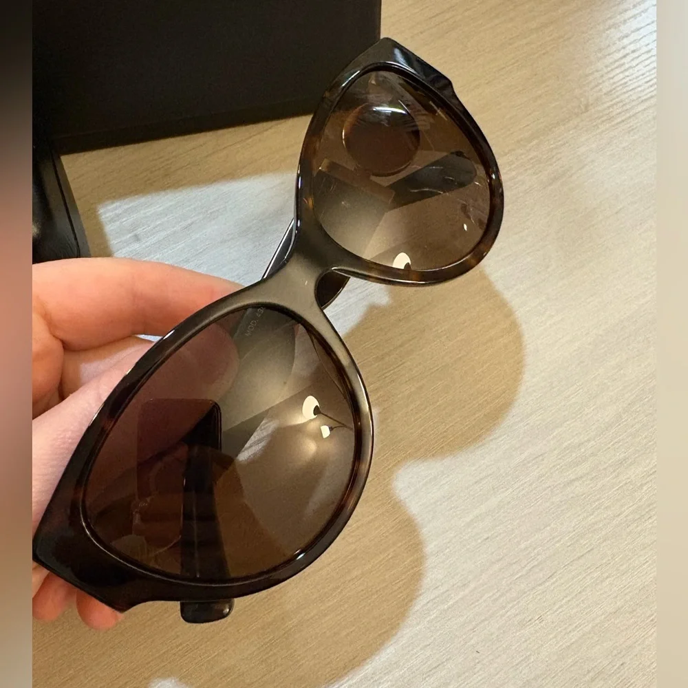 NWT Versace‎ Black and Gold Sunglasses (papers,box ,dust bag)